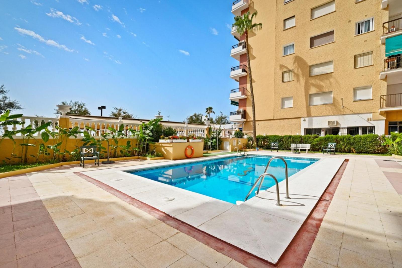 Apartamento Con Piscina En La Primera Linea De Playa De Fuengirola Dış mekan fotoğraf